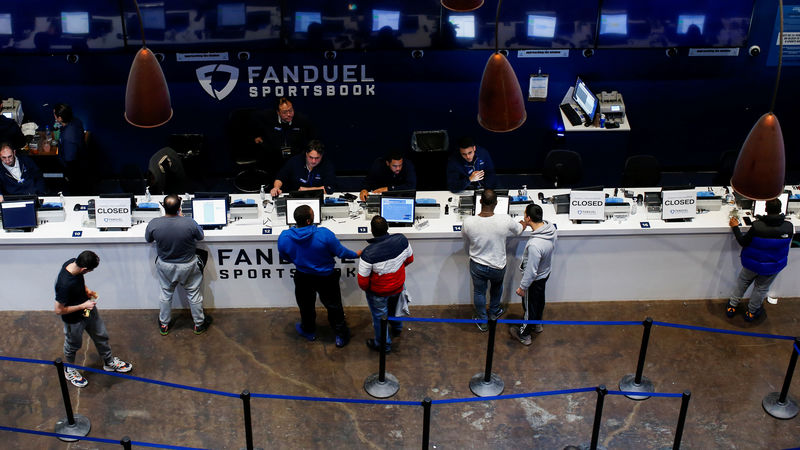 © Reuters. FILE PHOTO: People make their bets at the FANDUEL sportsbook during the Super Bowl LIII in East Rutherford, New Jersey