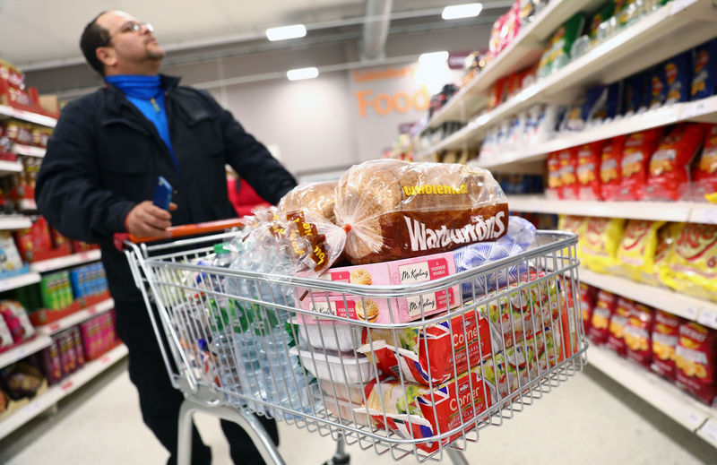 © Reuters. A shopper pushes a trolley in a supermarket in London