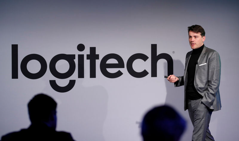 © Reuters. FILE PHOTO: CFO Pilette of the computer peripherals maker Logitech addresses a news conference in Zurich