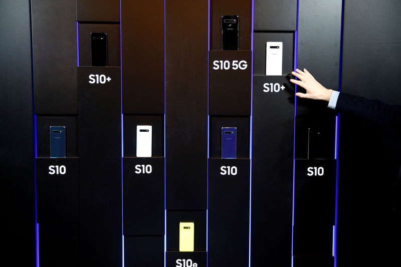 © Reuters. FILE PHOTO: The new Samsung Galaxy S10e, S10, S10+ and the Samsung Galaxy S10 5G smartphones can be seen on a wall arrangement at a press event in London