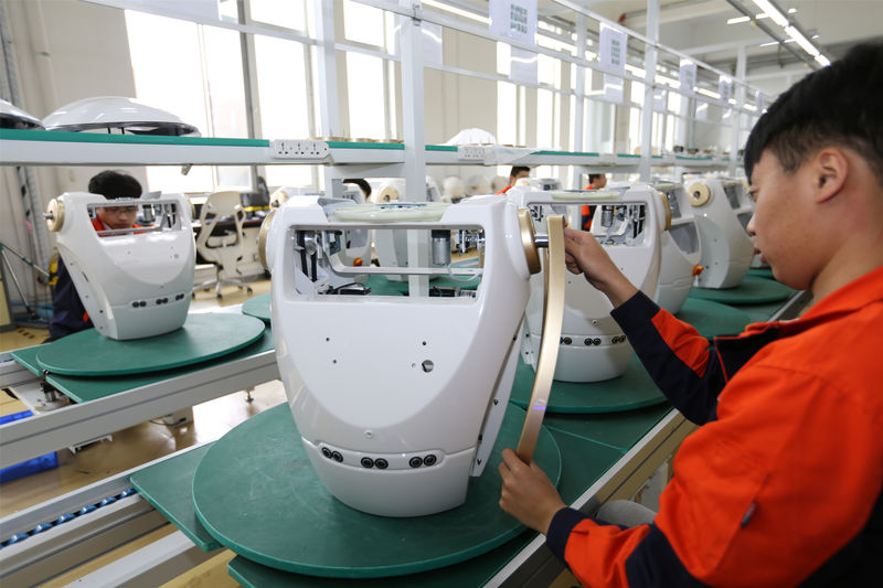 © Reuters. Workers assemble robots at the production line of Chuangze Intelligent Robot in Rizhao