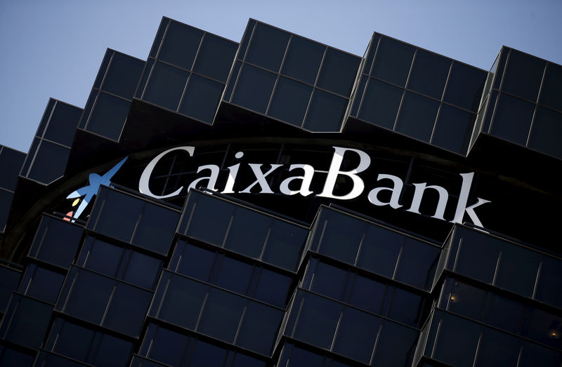 © Reuters. FILE PHOTO: CaixaBank's logo is seen at the company's headquarters in Barcelona