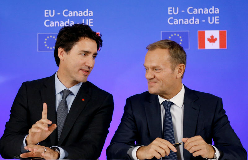 © Reuters. FILE PHOTO: Canada's PM Trudeau and EU Council President Tusk attend the signing ceremony of the CETA in Brussels