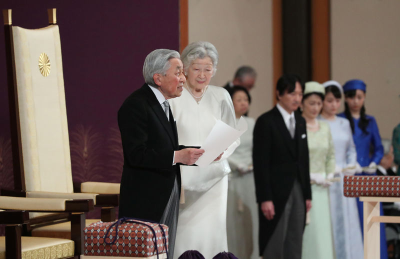 © Reuters. El emperador de Japón Akihito, acompañado por la Emperatriz Michiko, pronuncia un discurso durante un ritual llamado Taiirei-Seiden-no-gi, una ceremonia para la abdicación del Emperador, en el Palacio Imperial de Tokio