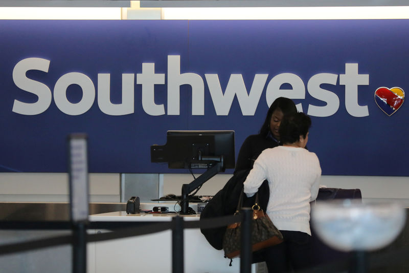 © Reuters. A traveler checks her baggage at the Southwest Airlines terminal at LAX airport in Los Angeles