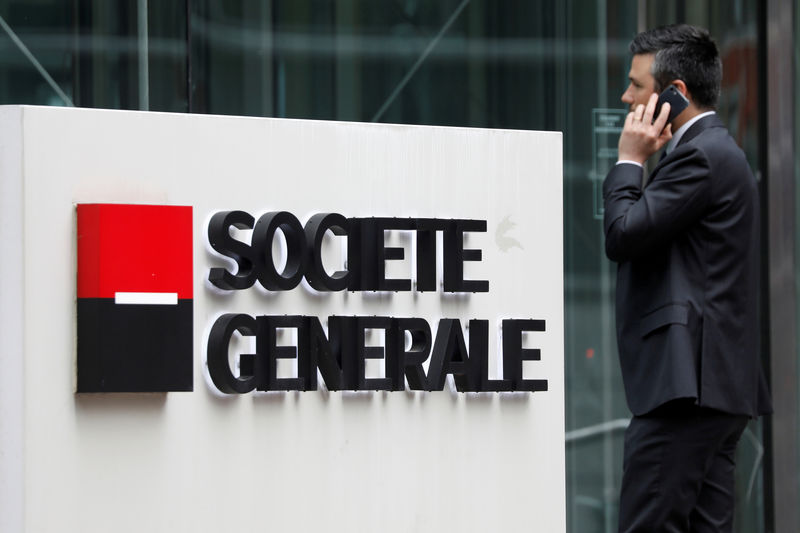 © Reuters. FILE PHOTO: The logo of Societe Generale is pictured outside the headquarters of the French bank at the financial and business district of La Defense at Puteaux near Paris