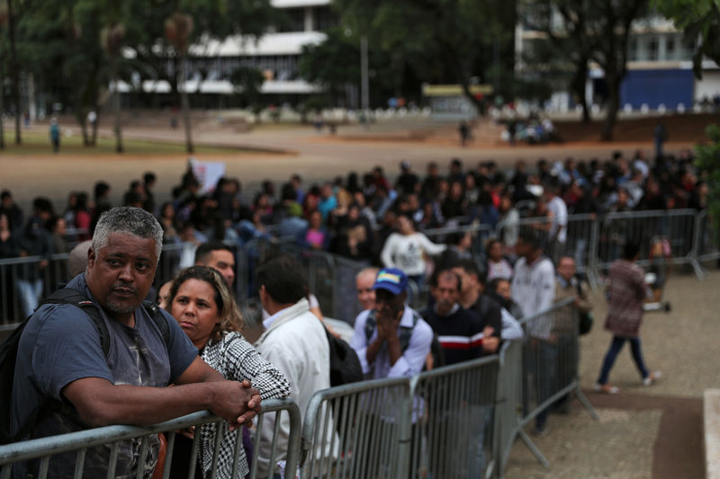 © Reuters. Pessoas buscam vagas de trabalho no centro de São Paulo