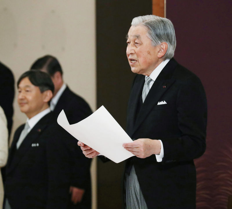 © Reuters. Imperador japonês Akihito discursa durante cerimônia de abdicação no Palácio Imperial em Tóquio