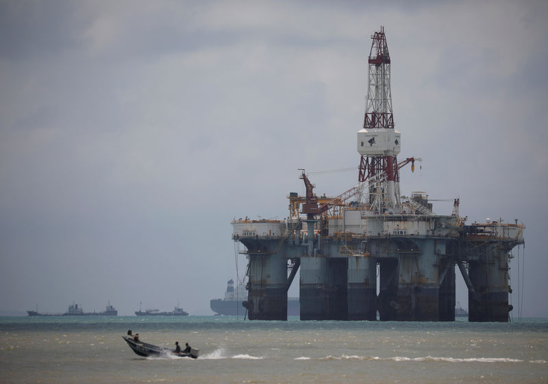 © Reuters. Sondas de petróleo na costa