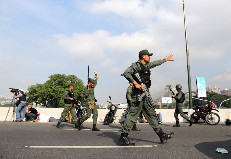 © Reuters. زعيم المعارضة الفنزويلي يقول إن الجيش يدعمه والحكومة تقول إنها متماسكة