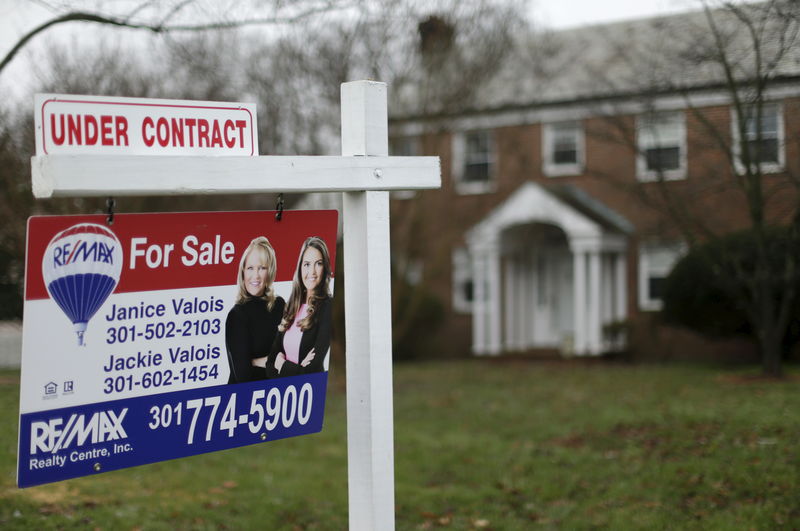 © Reuters. A home for sale that is currently under contract is seen in Silver Spring