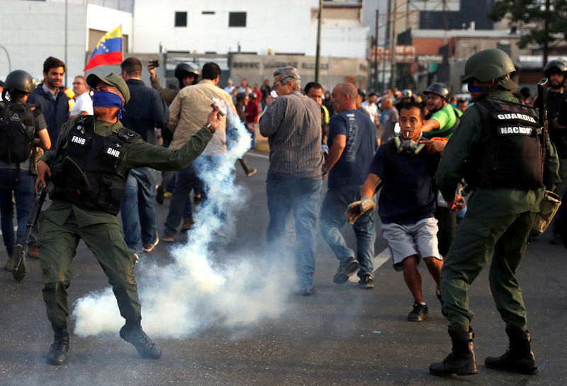 © Reuters. Un militar lanza un bote de gas lacrimógeno cerca de la base aérea "La Carlota" del Generalísimo Francisco de Miranda en Caracas