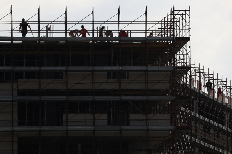© Reuters. People work at the construction site of a new residential building on the outskirts of Rome