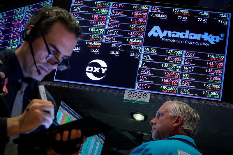 © Reuters. Трейдеры на бирже NYSE в Нью-Йорке