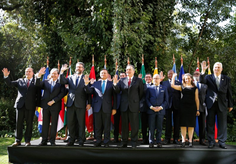 © Reuters. Líderes do Grupo de Lima em foto oficial após reunião em Santiago, no Chile