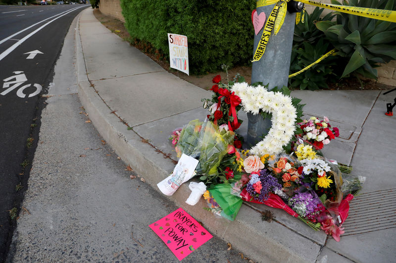 © Reuters. FILE PHOTO: A makeshift memorial is placed by a light pole a block away from a shooting incident where one person was killed at the Congregation Chabad synagogue in Poway