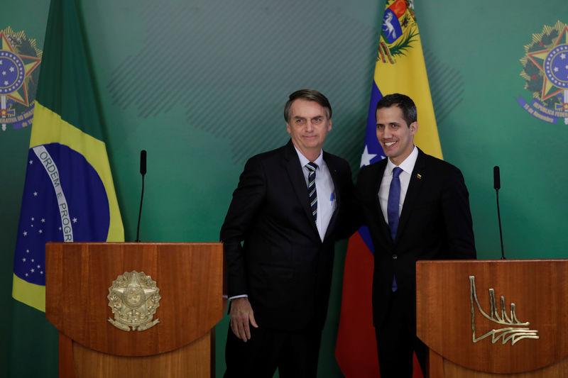 © Reuters. Presidente Jair Bolsonaro ao lado do líder da oposição venezuelana Juan Guaidó, em Brasília