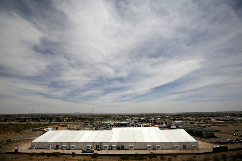 © Reuters. A general view shows a temporary facility for processing migrants requesting asylum, at the U.S. Border Patrol headquarters in El Paso