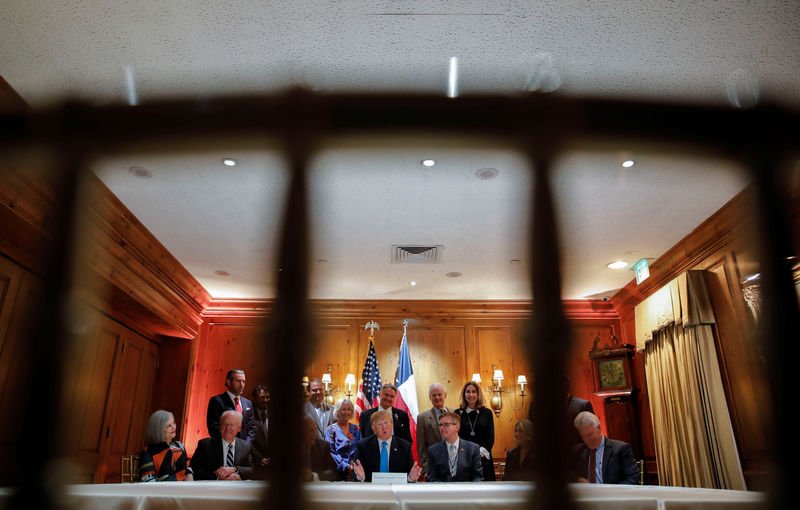 © Reuters. U.S. President Trump speaks about the U.S.-Mexico border and immigration with supporters during fundraising roundtable in San Antonio, Texas