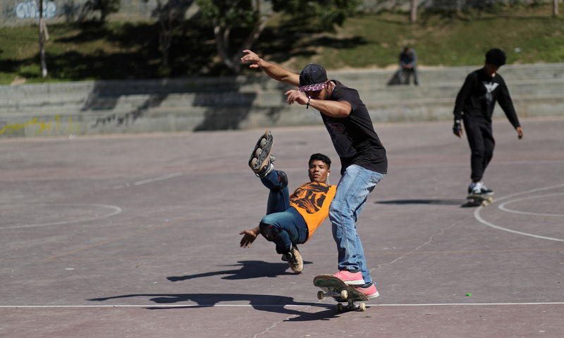 © Reuters. وسط الحرمان.. شباب غزة يتزلجون بحثا عن المتعة