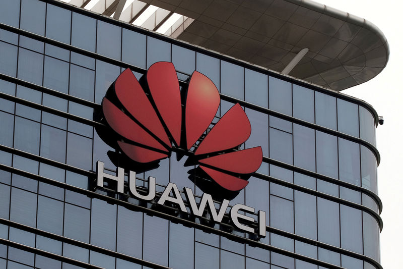 © Reuters. FILE PHOTO: The Huawei logo is pictured outside Huawei's factory campus in Dongguan, Guangdong province