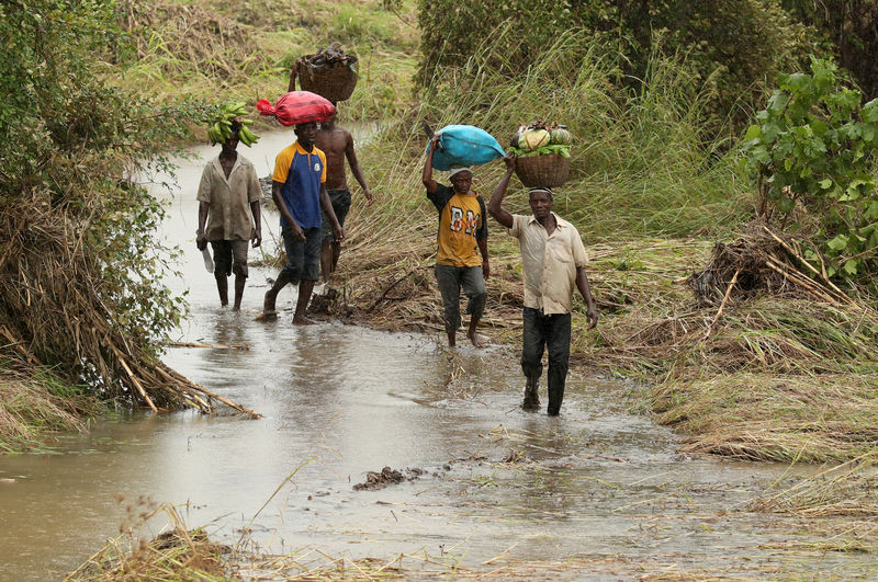 © Reuters. تواصل هطول الأمطار الغزيرة المصاحبة للإعصار على مناطق في موزامبيق