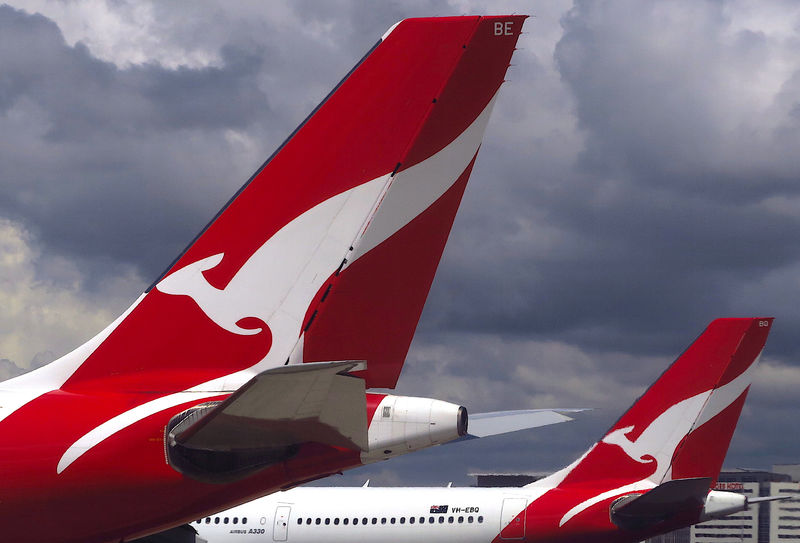 © Reuters. Two Qantas Airways Airbus A330 aircraft can be seen on the tarmac near the domestic terminal at Sydney Airport