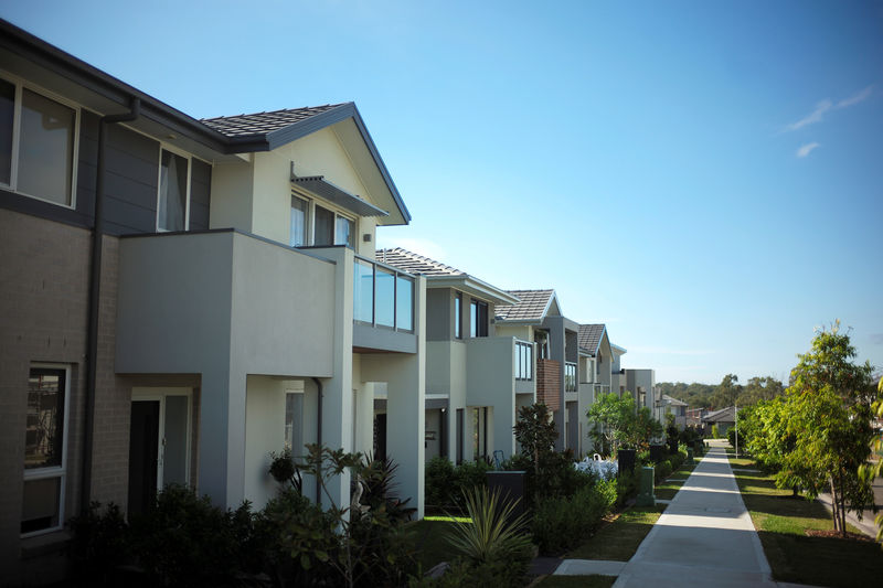 © Reuters. New homes line a street in the Sydney suburb of Moorebank in Australia