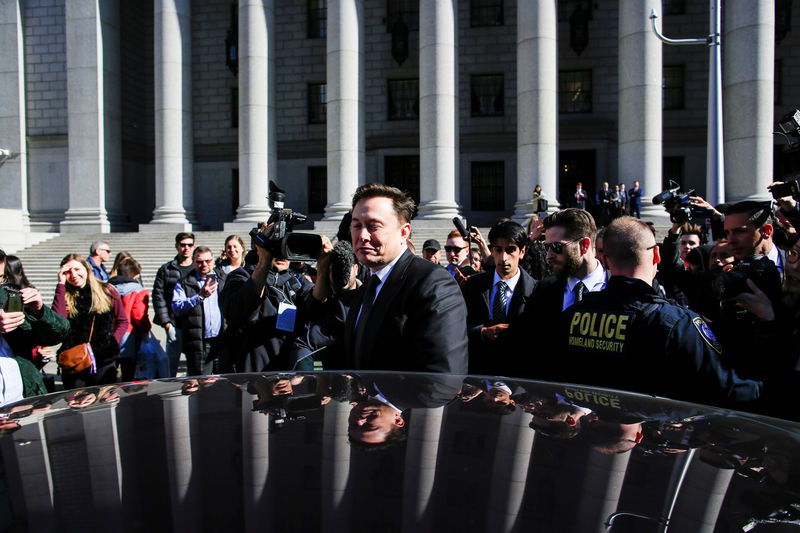 © Reuters. FILE PHOTO: Tesla Inc. CEO Musk exits after attending a S.E.C. hearing at the Manhattan Federal Courthouse in New York