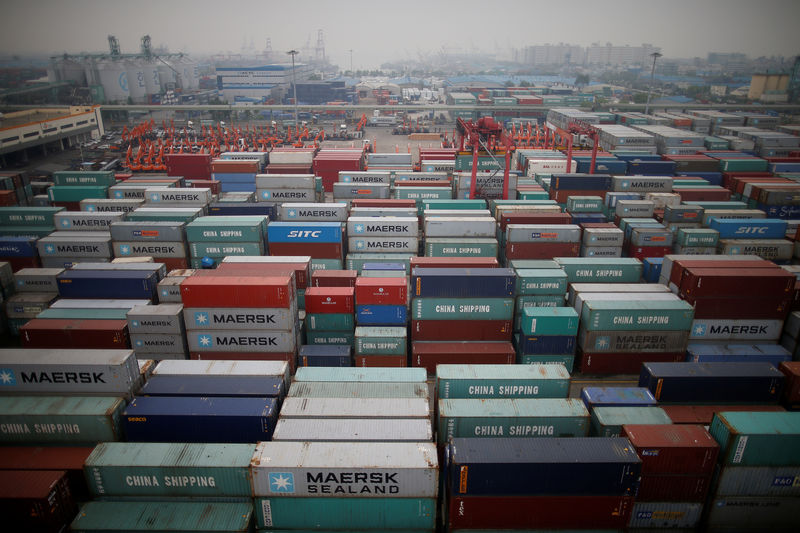 © Reuters. FILE PHOTO: A container terminal is seen at Incheon port in Incheon