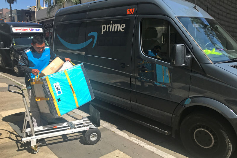 © Reuters. FILE PHOTO: An Amazon delivery worker loads a trolley from a Prime van in Los Angeles