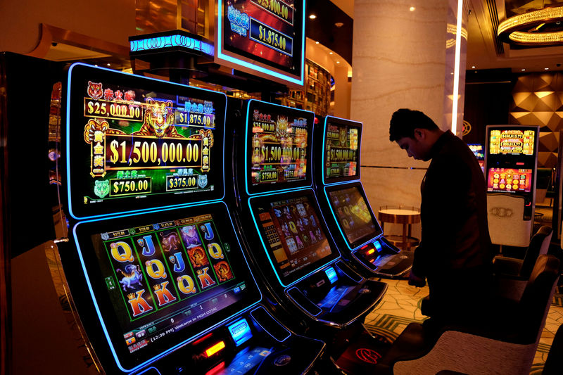 © Reuters. FILE PHOTO: Gaming machines are installed at the casino of MGM Cotai in Macau