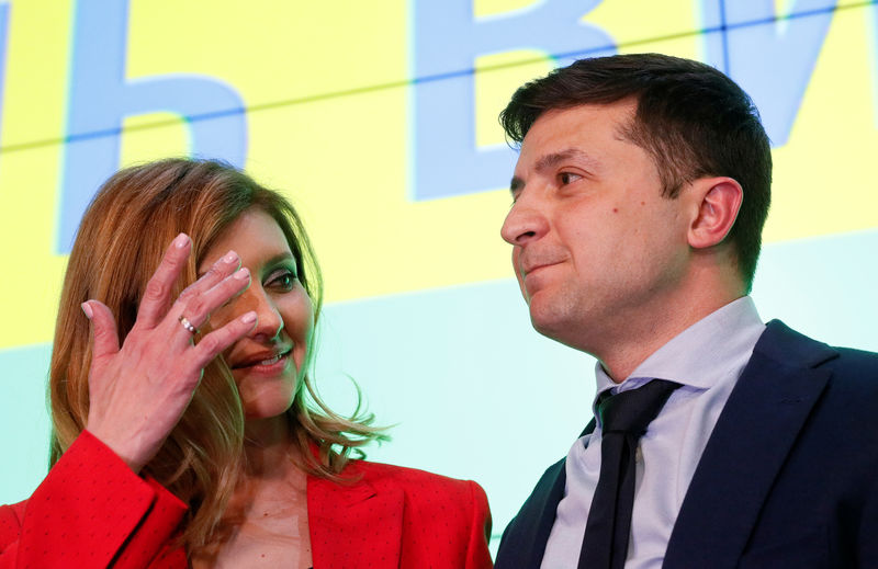 © Reuters. Владимир Зеленский с женой Еленой во время объявления результатов экзит-поллов в Киеве