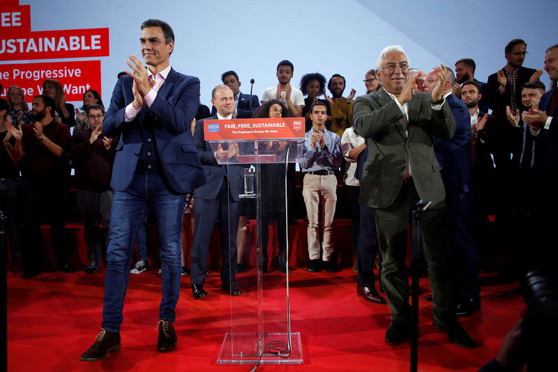 © Reuters. El  presidente español, Pedro Sanchez y el portugués, Antonio Costa en el encuentro de los socialistas europeos en Lisboa en una imagen de archivo.