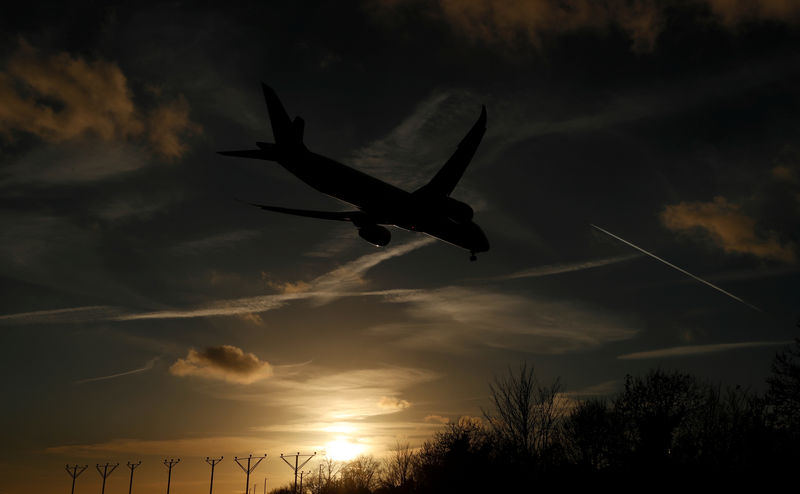 © Reuters. FILE PHOTO:  El Al Israel Airlines Boeing 787-9 Dreamliner coming into land at Heathrow Airport, London