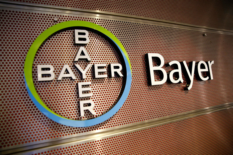 © Reuters. FILE PHOTO: Logo of Bayer AG is pictured at the annual results news conference of the German drugmaker in Leverkusen