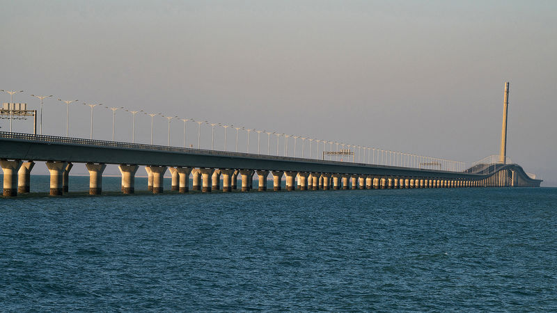 © Reuters. View of the Sheikh Jaber al-Ahmad Al-Sabah Causeway which will lead to the Future Silk City, in Kuwait Bay