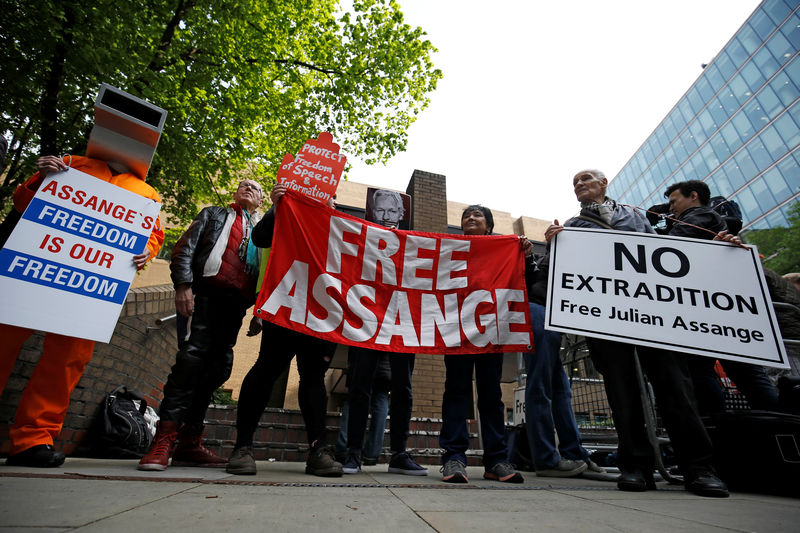 © Reuters. محكمة بريطانية تصدر حكما بسجن أسانج 50 أسبوعا