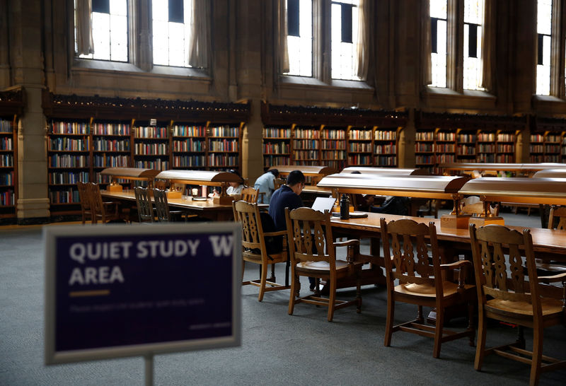 © Reuters. FILE PHOTO - Students study in the Reading Room at Suzzallo Library at the University of Washington in Seattle Washington