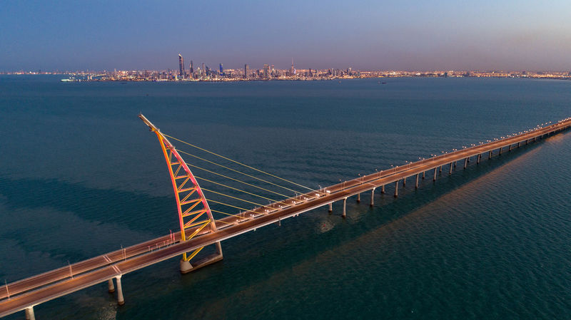 © Reuters. الكويت تدشن أحد أكبر الجسور البحرية في العالم