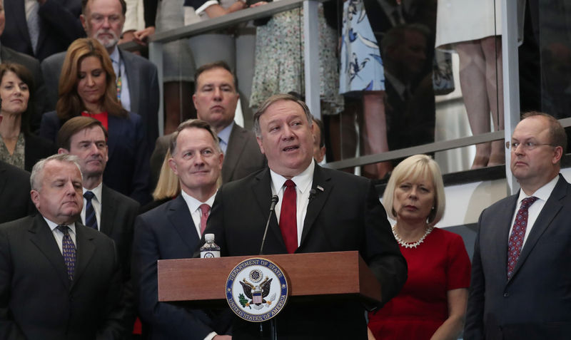 © Reuters. El secretario de Estado de EEUU, Mike Pompeo, habla a los empleados del Departamento de Estado en Washington, EEUU.