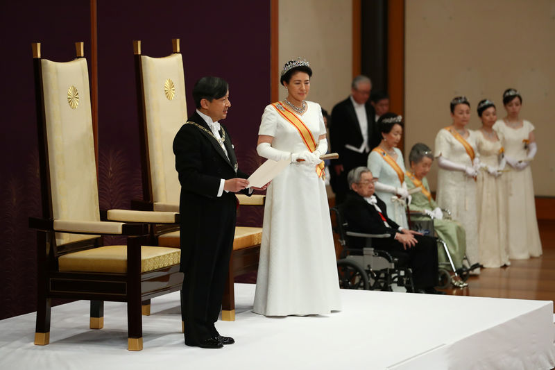 © Reuters. الإمبراطور ناروهيتو يستشعر "جلال الموقف" وهو يعتلي عرش اليابان
