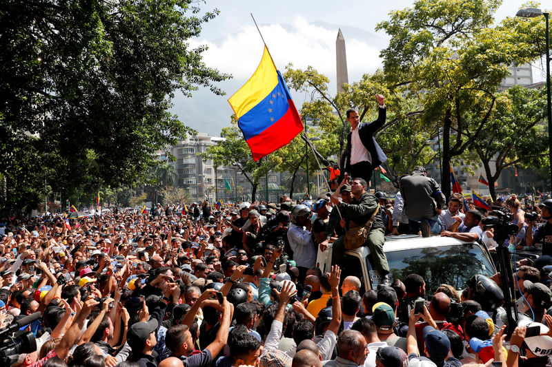 © Reuters. Líder da oposição venezuelana Juan Guaidó discursa para simpatizantes em Caracas