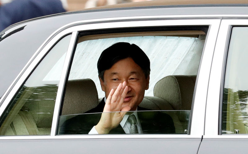 © Reuters. Imperador japonês Naruhito acena ao chegar ao Palácio Imperial em Tóquio