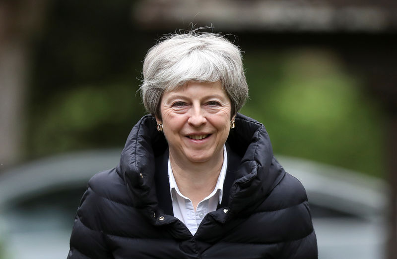 © Reuters. رئيسة وزراء بريطانيا تشجع النساء على السعي لمنصب محافظ البنك المركزي