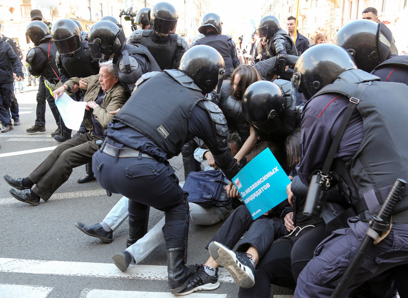 © Reuters. جماعة حقوقية: الشرطة الروسية تعتقل أكثر من 100 في احتجاجات عيد العمال
