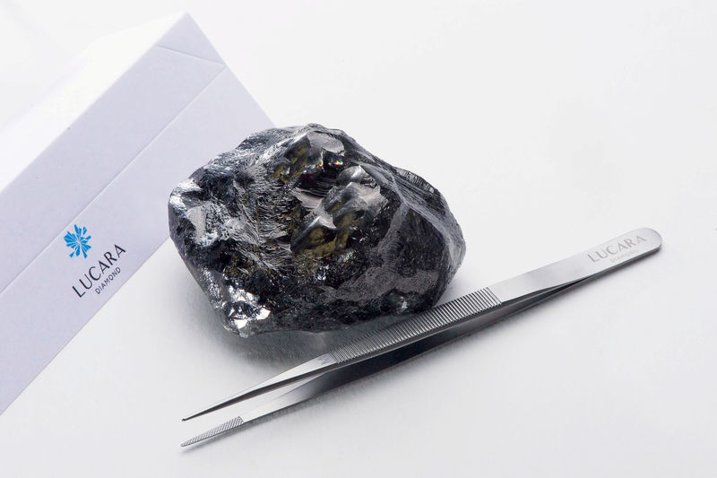 © Reuters. FILE PHOTO: A 1,758 carat diamond recovered from from Lucara Diamond Corp.'s Karowe Diamond Mine in Botswana is pictured in this handout photo