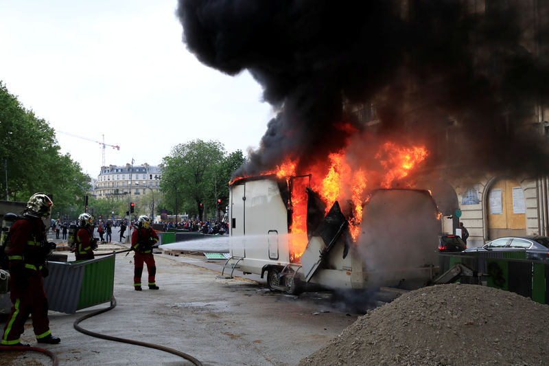 © Reuters. الشرطة تشتبك مع محتجين في مسيرة عيد العمال في باريس
