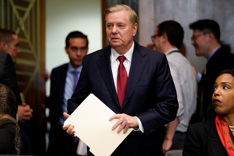 © Reuters. Sen. Lindsay Graham (R-SC) arrives ahead of U.S. Attorney General William Barr testifying before a Senate Judiciary Committee hearing entitled "The Justice Department's Investigation of Russian Interference with the 2016 Presidential Election.&q