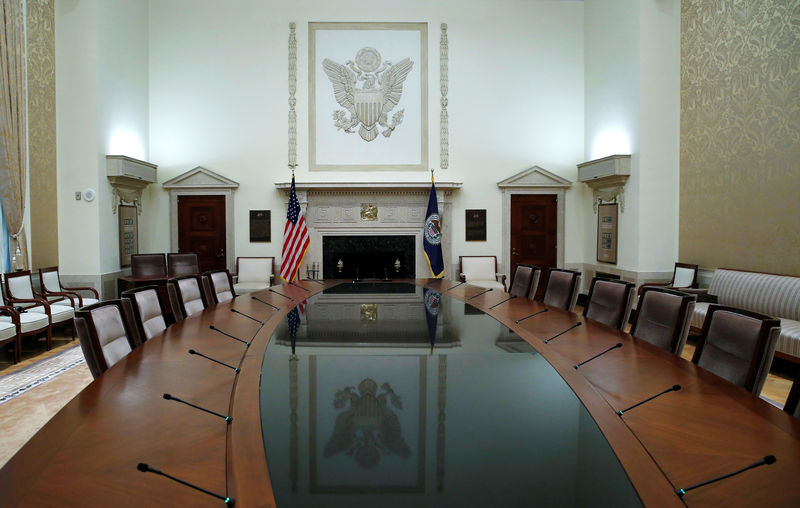 © Reuters. Foto de archivo. La mesa de conferencias de la Junta de Gobernadores de la Reserva Federal en el edificio de la Reserva Federal en Washington